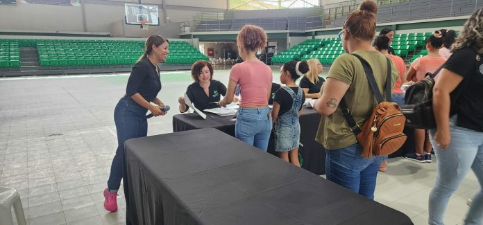 Municipio de Salinas ayuda a familias con gastos del regreso a clases